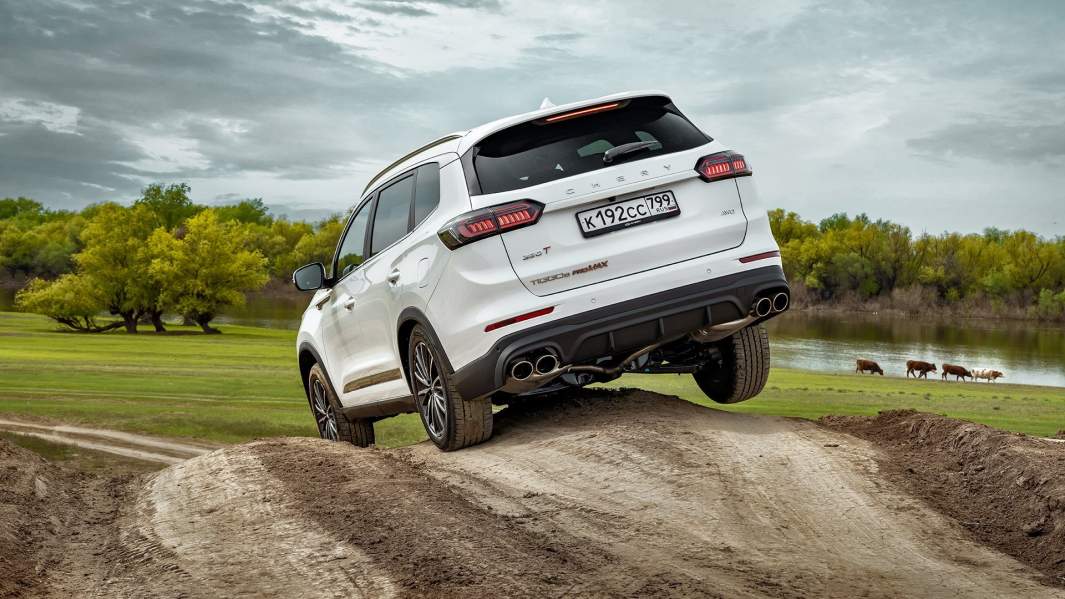 Вывешенное колесо не останавливает полноприводный кроссовер. Кузов жесткий, проем пятой двери не перекашивается.