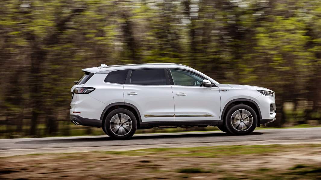 Разгон с места до «сотни» занимает 8,5 секунды. Максимальная скорость — 195 км/ч. Единственный размер колес — 18 дюймов, но в Китае предлагаются 19-дюймовые