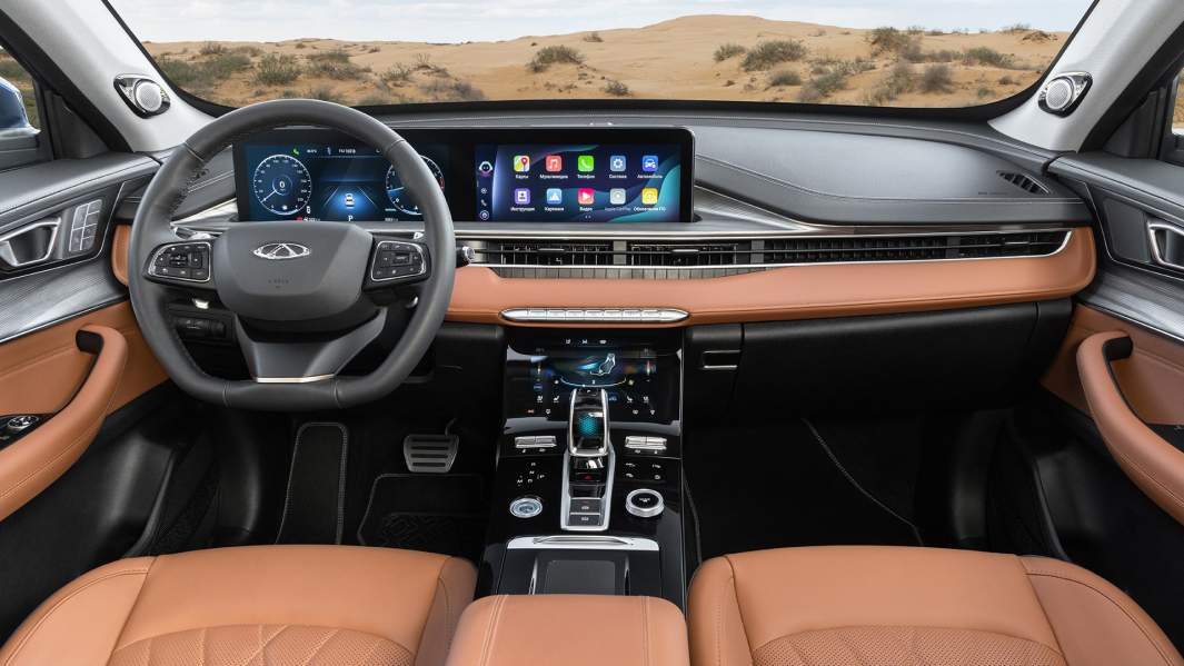 Отделка сидений уже в базе — из экокожи. В начальной комплектации салон черный, в топовой — коричневый