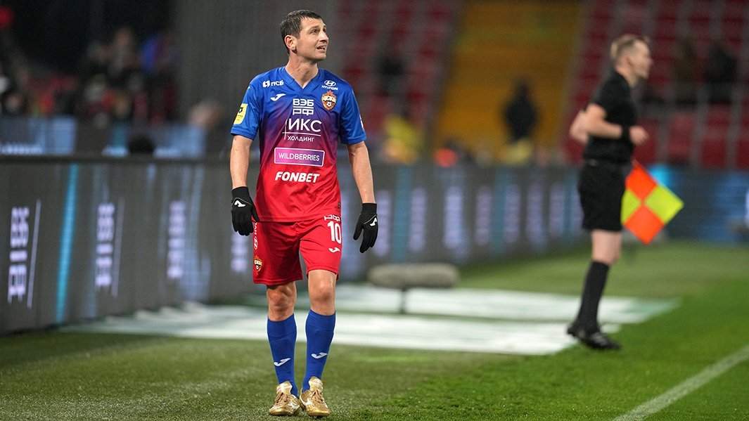 Игрок ПФК ЦСКА (Москва) Алан Дзагоев во время матча 8-го тура чемпионата России по футболу среди клубов Премьер-лиги между ПФК ЦСКА (Москва) и ФК "Спартак" (Москва)