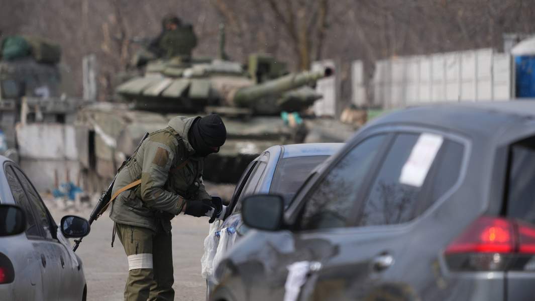 Военнослужащий ДНР проверяет документы местных жителей 