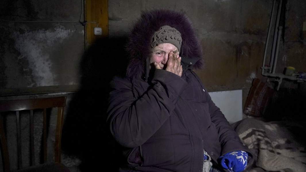 мирный житель плачет