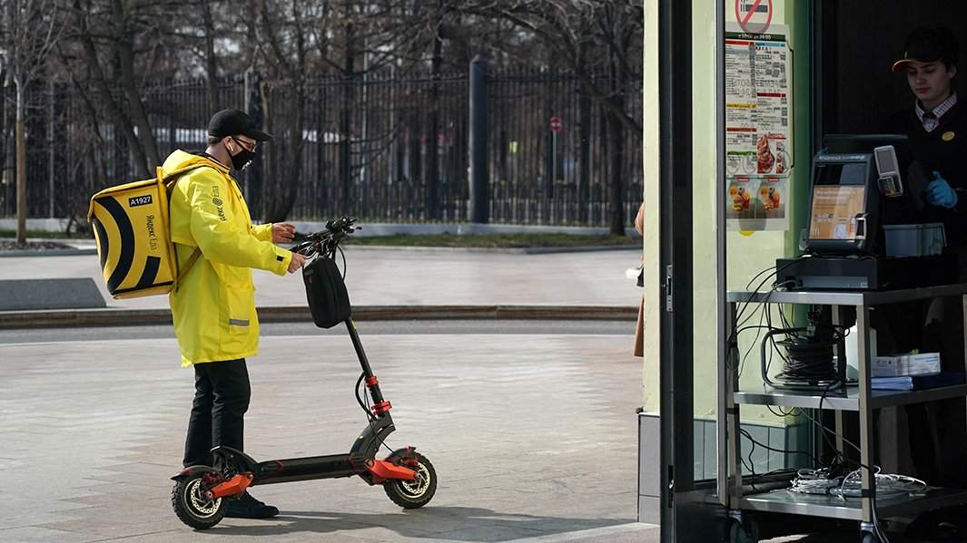 доставщик еды