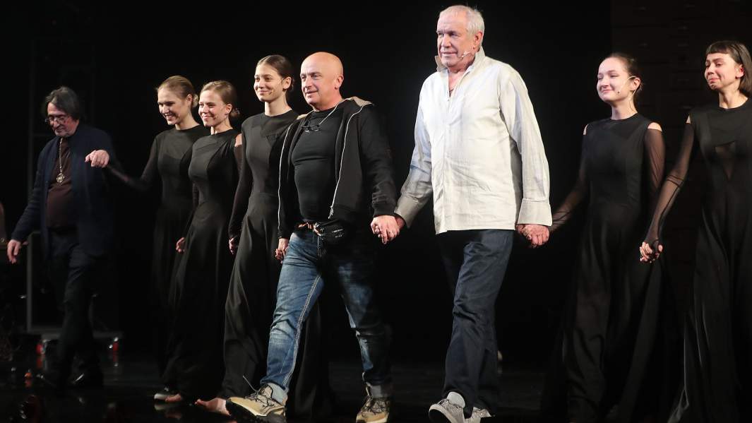 Юрий Башмет, режиссер Виктор Крамер и Сергей Гармаш выходят на поклон после спектакля «Кроткая»