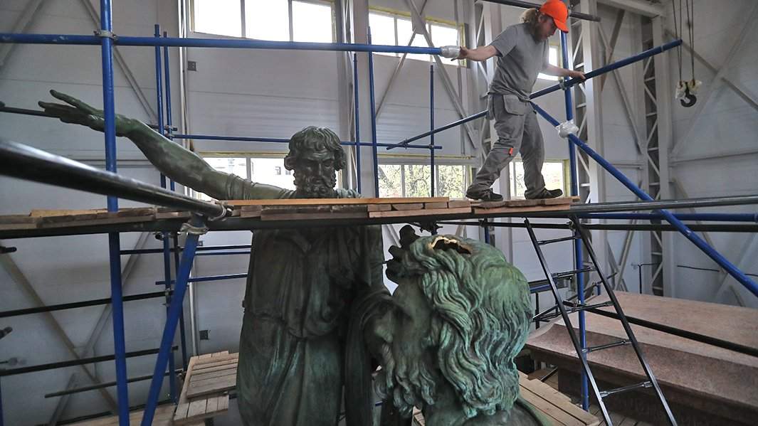 Демонтаж памятника Минину и Пожарскому на Красной площади в Москве для реставрационных работ