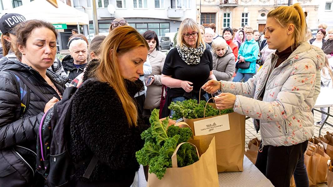 Волонтеры раздают пакеты с продуктами украинским беженцам на Рыночной площади в Кракове