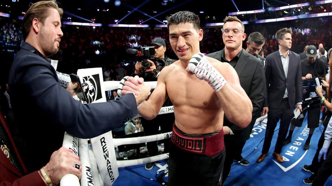 Дмитрий Бивол после боя за титул чемпиона мира по версии WBA в полутяжелом весе  на T-Mobile Arena