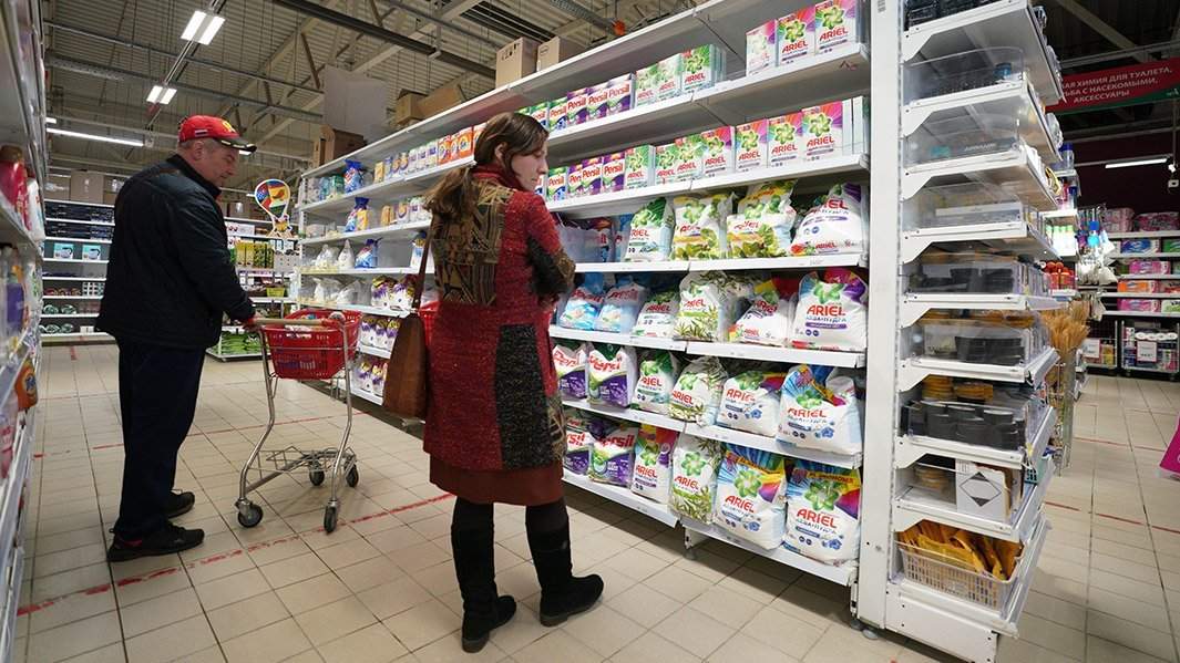 Мужчина и женщина в магазине