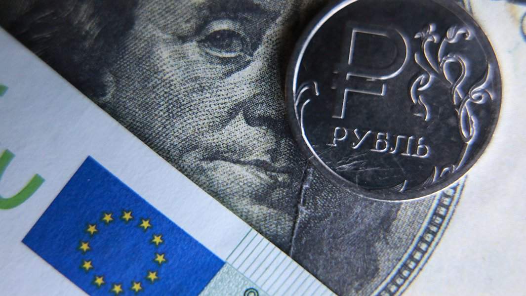 рубль, доллар, евро и знак евросоюза