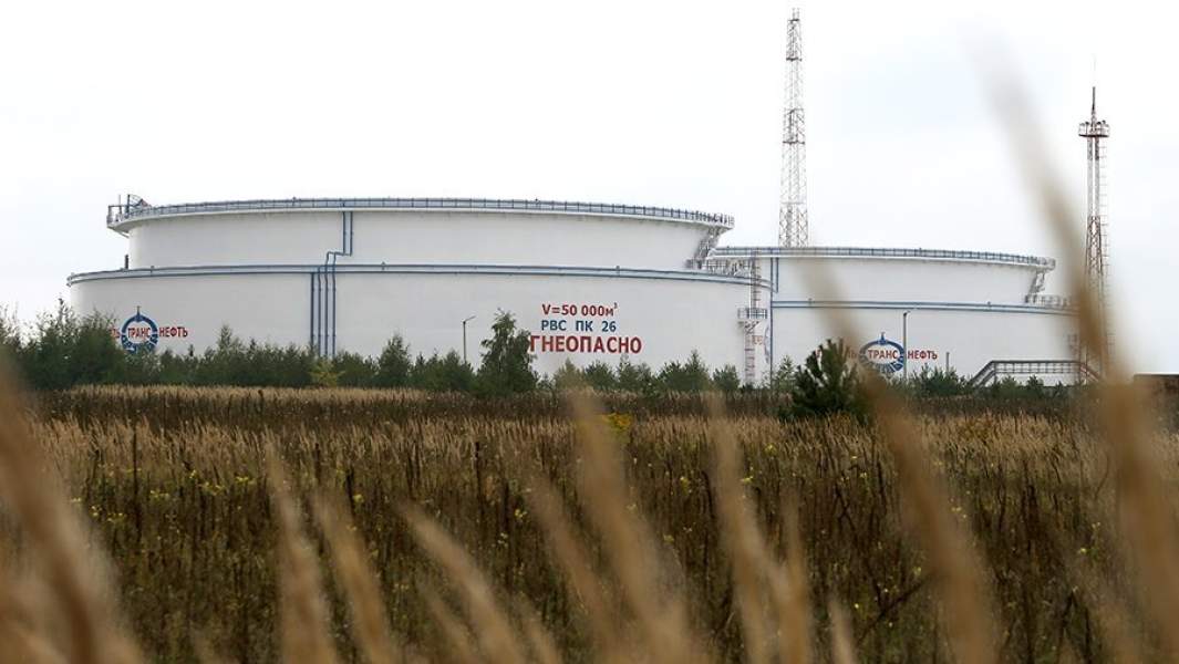 Емкости для хранения нефти нефтепровода «Дружба» неподалеку от города Мозырь Гомельской области Белоруссии