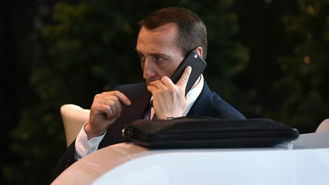 Мужчина разговаривает по телефону