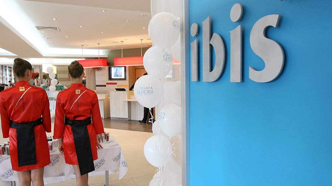В холле трехвездочного отеля Ibis Kazan гостиничной сети Ibis в Казани.