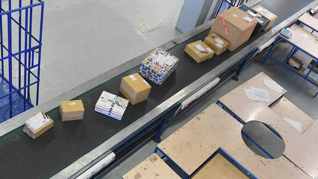 Проверка международных почтовых отравлений в аэропорту