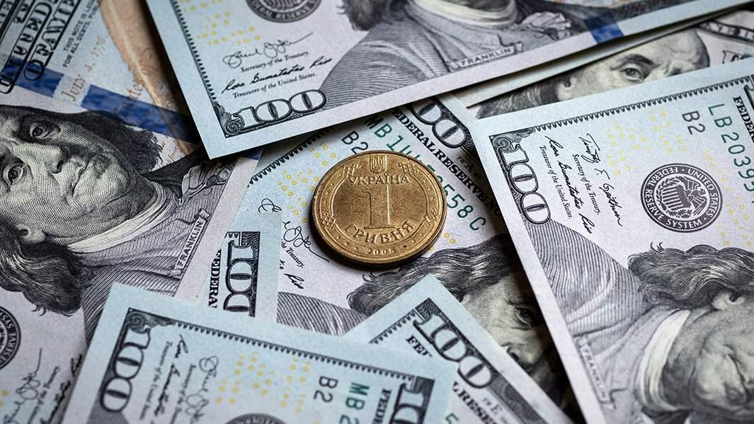 Украинская гривна и купюры американских долларов