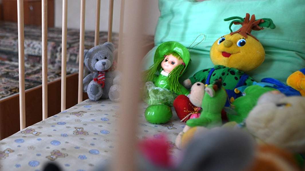 Детская кроватка с игрушками