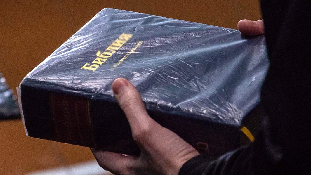 Библия в руках осужденного пожизненно, отбывающего наказание в Федеральном казенном учреждении