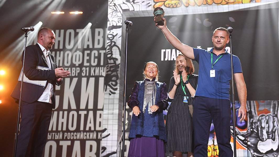 Режиссер фильма «Пугало» Дмитрий Давыдов (справа) , получивший приз в номинации «Главный приз» и приз от гильдии киноведов и кинокритиков на церемонии закрытия 31-го Открытого Российского Кинофестиваля «Кинотавр» в Сочи