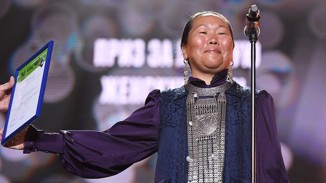 Актриса Валентина Романова-Чыскыырай, получившая приз в номинации "Лучшую женскую роль" в фильме "Пугало" режиссера Дмитрия Давыдова, на церемонии закрытия 31-го Открытого Российского Кинофестиваля "Кинотавр" в Сочи