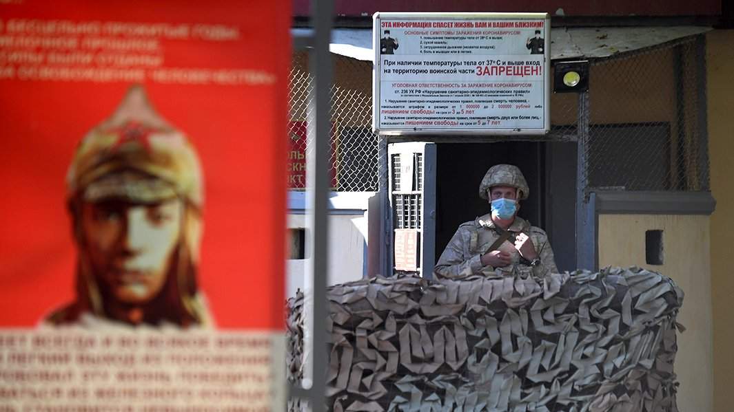 Военнослужащий ВС РФ у КПП 201-й Гатчинской ордена Жукова дважды Краснознамённой военной базы ЦВО в Душанбе