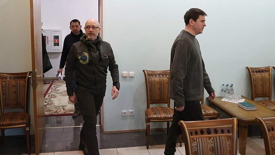 Члены украинской делегации, советник руководителя Офиса президента Украины Михаил Подоляк, министр обороны Украины Алексей Резников и заместитель министра иностранных дел Украины Николай Точицкий