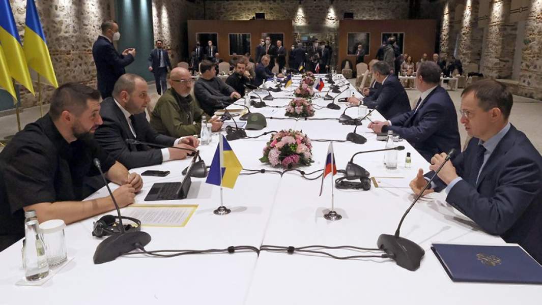 Делегации во время российско-украинских переговоров в Стамбуле