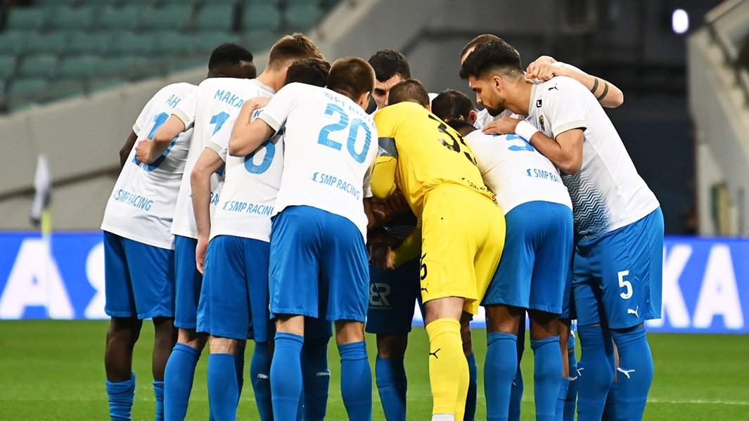 Игроки ФК «Сочи» перед началом в матче 23-го тура чемпионата России по футболу среди клубов Премьер-лиги между ФК «Сочи» и ФК «Зенит»