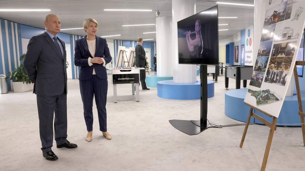 Президент РФ Владимир Путин и руководитель образовательного центра «Сириус», фонда «Талант и успех» также член Совета при президенте РФ по науке и образованию Елена Шмелева, на заседании попечительского совета образовательного фонда «Талант и успех» в образовательном центре «Сириус»