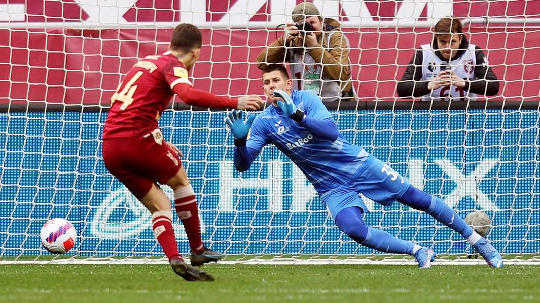 Игрок ФК «Рубин» Виталий Лисакович и вратарь ФК «Уфа» Антон Чичкан (справа) в матче 30-го тура чемпионата России по футболу среди клубов Премьер-лиги между ФК «Рубин» и ФК «Уфа»