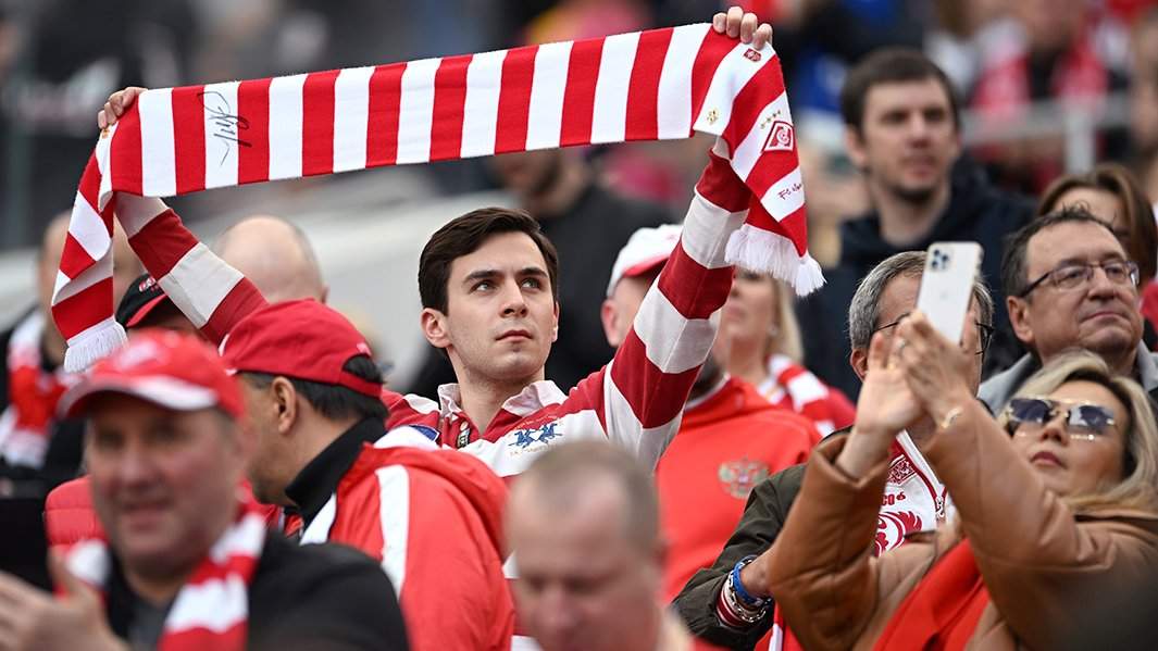 Болельщики «Спартака» перед началом финального матча Кубка России по футболу сезона-2021/22 между ФК «Спартак» и ФК «Динамо»