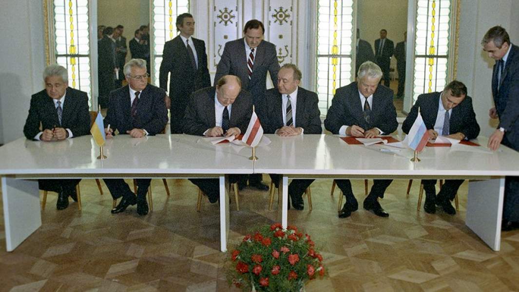 Президент Украины Леонид Кравчук, председатель Верховного совета Республики Беларусь Станислав Шушкевич и президент Российской Федерации Борис Ельцин во время церемонии подписания Соглашения о ликвидации СССР и создании Содружества Независимых Государств