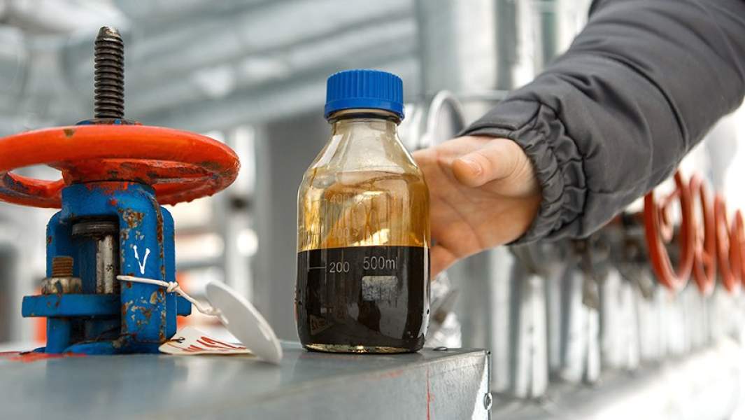 Отбор пробы товарной нефти на блоке оперативного учета Соровского месторождения