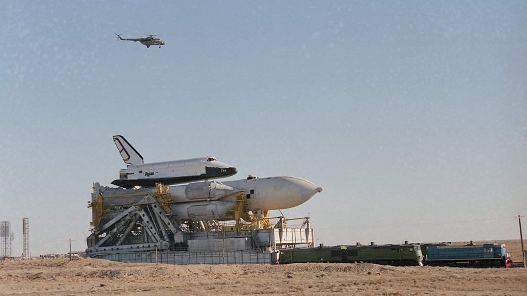 Ракетно-космическая транспортная система «Энергия» с орбитальным кораблем «Буран» во время вывоза на стартовый комплекс космодрома Байконур