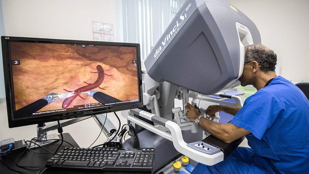 Робот-хирург во время занятия в медицинском симуляционном центре