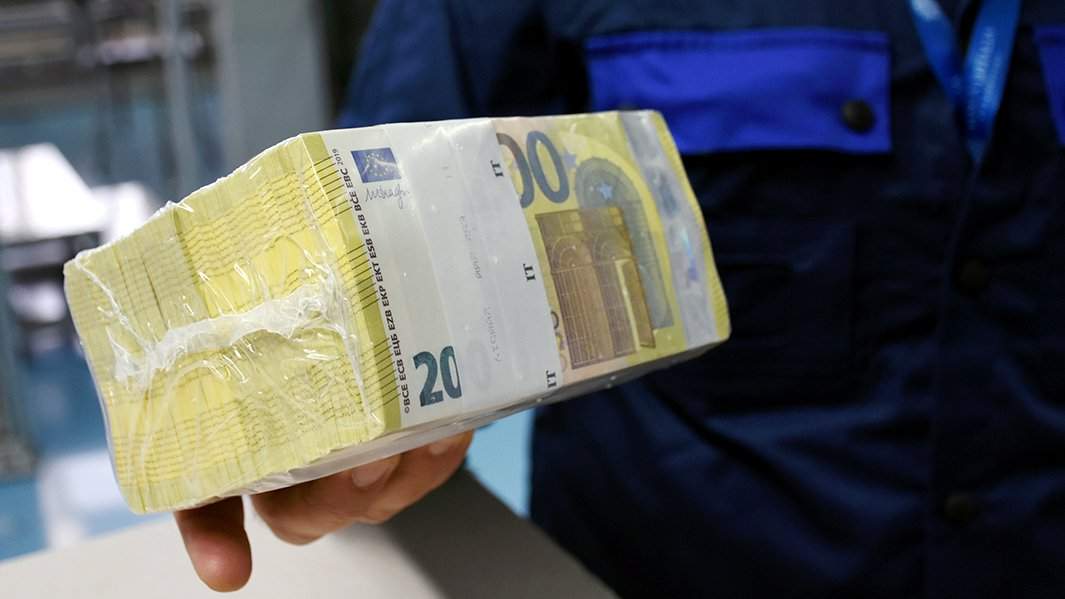 Пачка банкнот евро