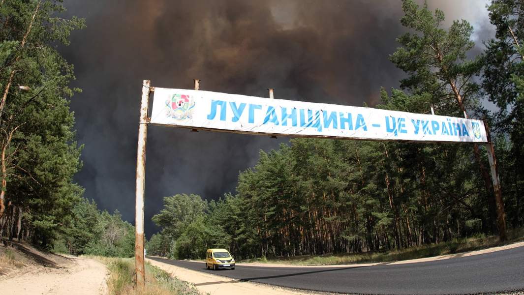  Украина. Луганская область. Дым от лесного пожара в окресностях города Северодонецка. Вследствие лесных пожаров в Луганской области погибли по меньшей мере шесть человек, девять госпитализированы.