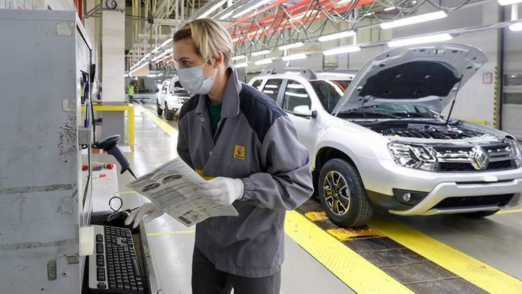 Сотрудник завода проверяет готовность автомобиля Renault Duster