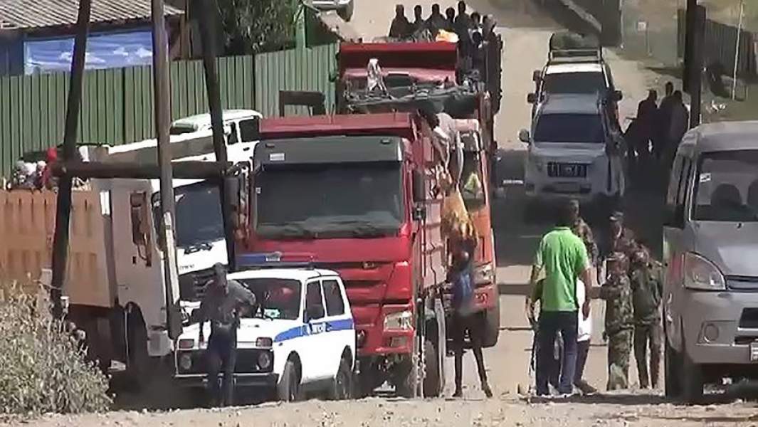 Автомобили в приграничной зоне в Хороге, Горно-Бадахшанская автономная область, Таджикистан