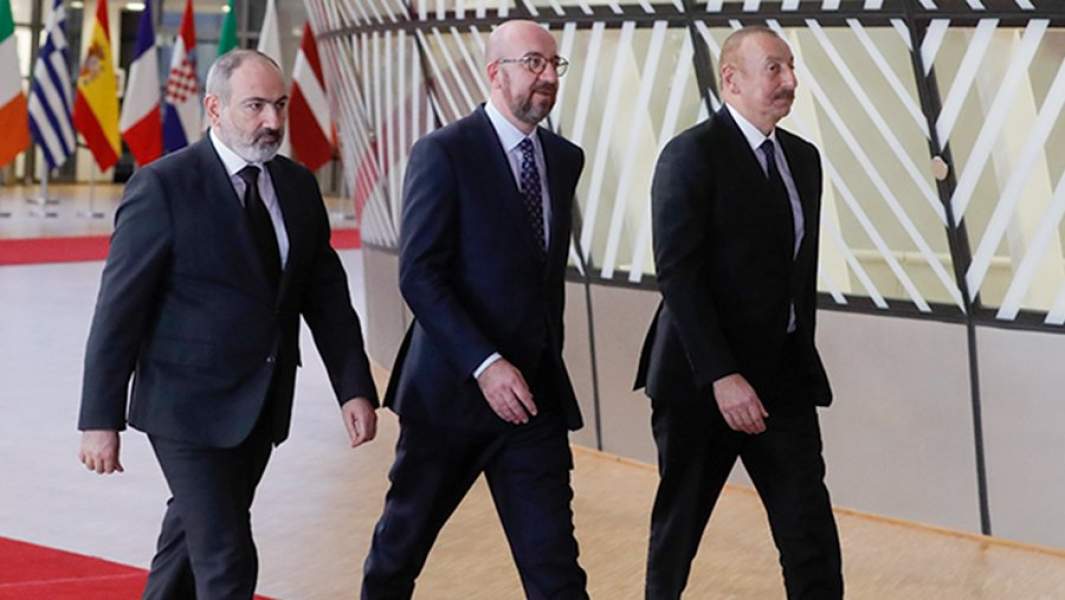 Глава европейского совета Шарль Мишель (в центре) и премьер-министр Армении Никол Пашинян (слева) и президент Азербайджана Ильхам Алиев (справа) на встрече в Брюсселе