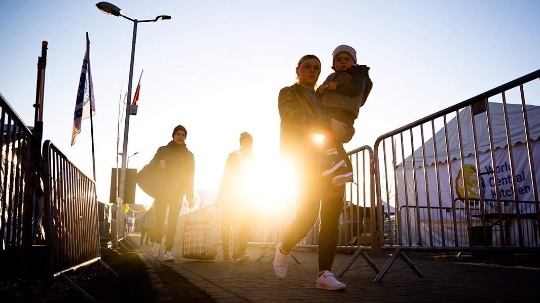 Украинские беженцы пересекают польскую границу