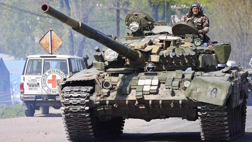 Военнослужащий ВС РФ на танке Т-72