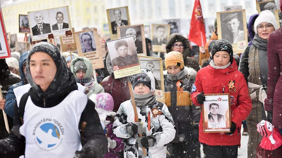 Участники акции памяти «Бессмертный полк» в Норильске