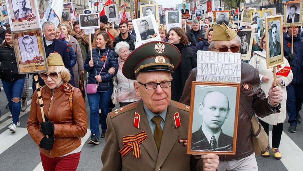 Участники акции памяти «Бессмертный полк» в Санкт-Петербурге