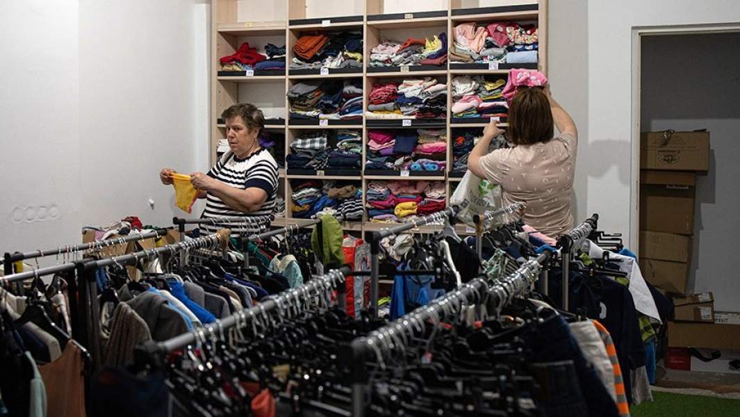 Украинские беженцы выбирают одежду в центре поддержки беженцев в Варшаве