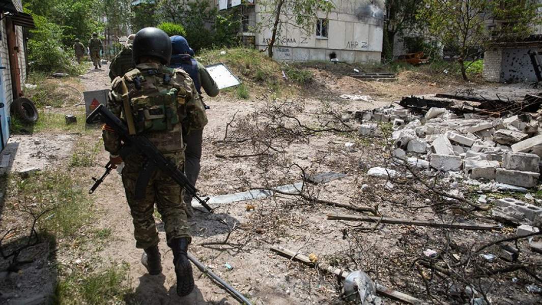 Военнослужащие спецподразделения «Ахмат» у одного из жилых домов, поврежденных в результате обстрела