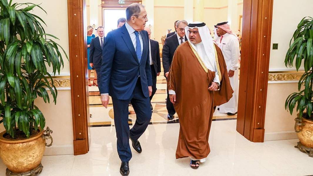 Министр иностранных дел РФ Сергей Лавров и премьер-министр, наследный принц Бахрейна Сальман бен Хамад бен Иса Аль Халифа во время встречи во дворце Гудейбия