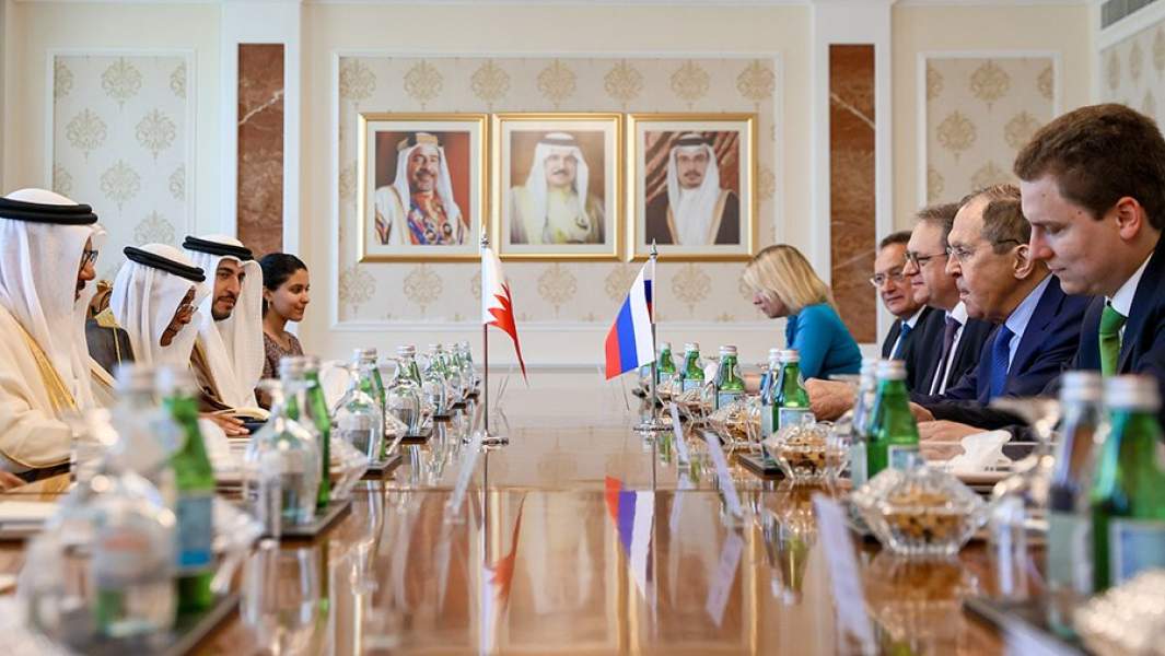 Министр иностранных дел РФ Сергей Лавров и министр иностранных дел Бахрейна Абдель Латиф бен Рашед аз-Заяни во время встречи во дворце Гудейбия