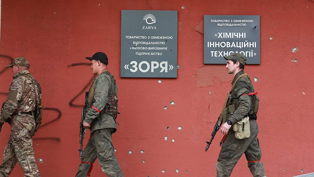 Военнослужащие народной милиции ЛНР на территории завода "Заря"