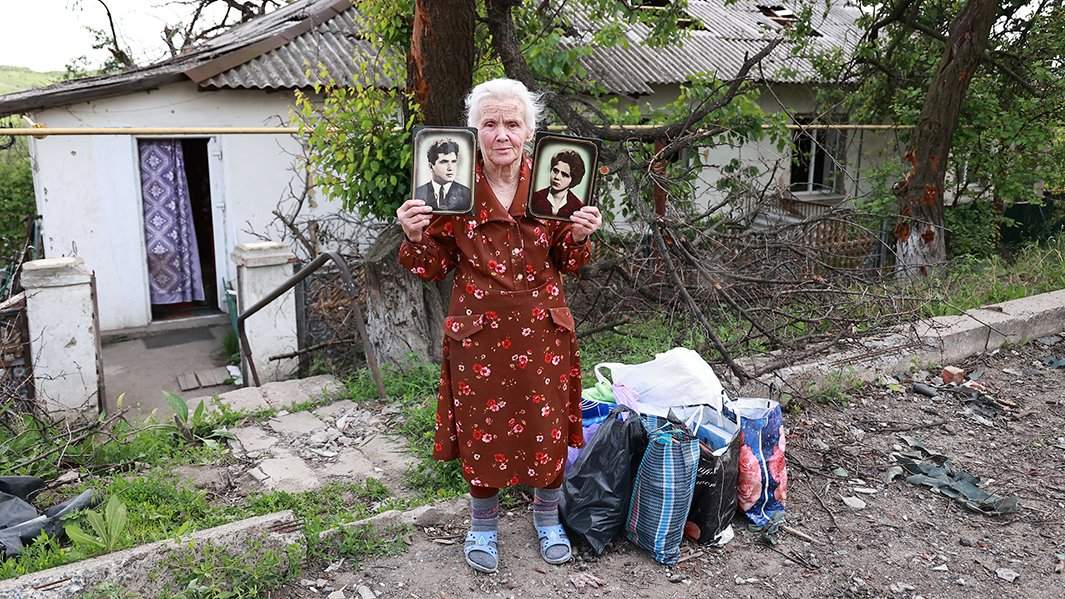 Урсол возле своего дома в поселке Светличное