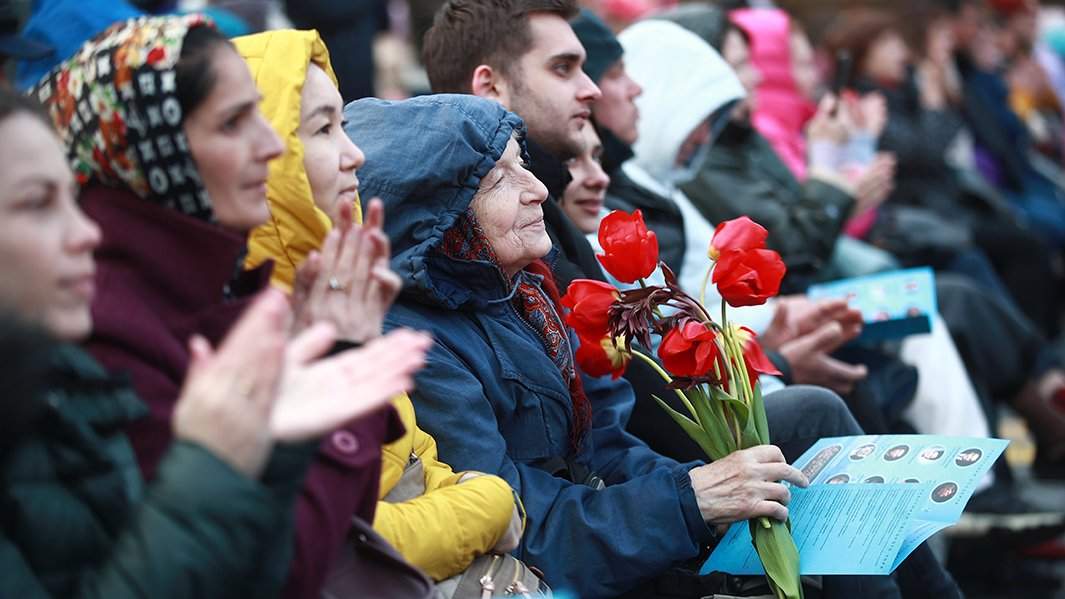 Зрители на концерте в честь Дня славянской письменности и культуры на Красной площади