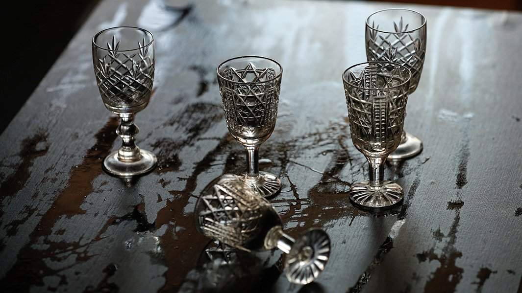 Рюмки на столе